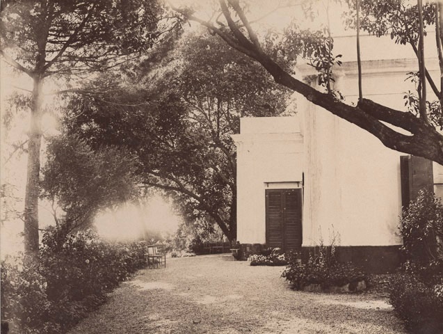 Jardin et angle d’un bâtiment (le Zucco ? le Palais-Royal de Palerme ?), Sicile, mai 1897 ; Album relié de cuir vert, contenant 12 photographies anonymes, inscription en lettres d’or : SICILE / 1897