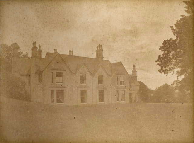 Woodnorton, 45 ; Album toilé beige, contenant 30 photographies anonymes, tirages albumine encadré d’un trait rouge (sauf un), numérotés de 36 à 65 Etiquette à l’intérieur : Album 32 X 41, n° 2, sans clichés