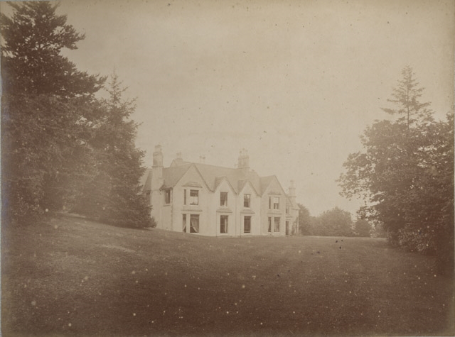 Woodnorton, 47 ; Album toilé beige, contenant 30 photographies anonymes, tirages albumine encadré d’un trait rouge (sauf un), numérotés de 36 à 65 Etiquette à l’intérieur : Album 32 X 41, n° 2, sans clichés