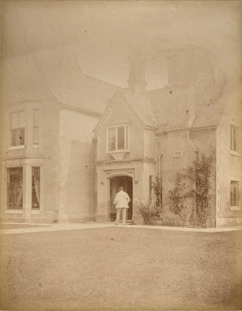 Un personnage entre à Woodnorton, 49 ; Album toilé beige, contenant 30 photographies anonymes, tirages albumine encadré d’un trait rouge (sauf un), numérotés de 36 à 65 Etiquette à l’intérieur : Album 32 X 41, n° 2, sans clichés