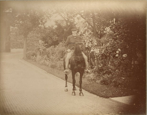 Henri d’Orléans duc d’Aumale (1822-1897) à cheval, 50 ; Album toilé beige, contenant 30 photographies anonymes, tirages albumine encadré d’un trait rouge (sauf un), numérotés de 36 à 65 Etiquette à l’intérieur : Album 32 X 41, n° 2, sans clichés