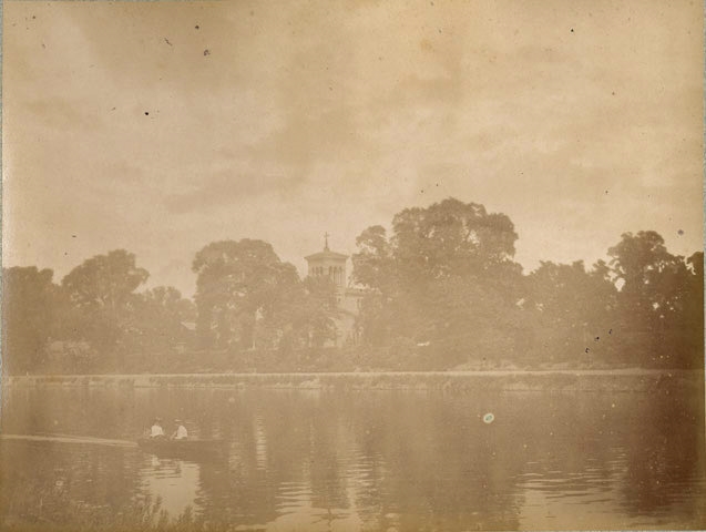 Une rivière et un canot, 65 ; Album toilé beige, contenant 30 photographies anonymes, tirages albumine encadré d’un trait rouge (sauf un), numérotés de 36 à 65 Etiquette à l’intérieur : Album 32 X 41, n° 2, sans clichés