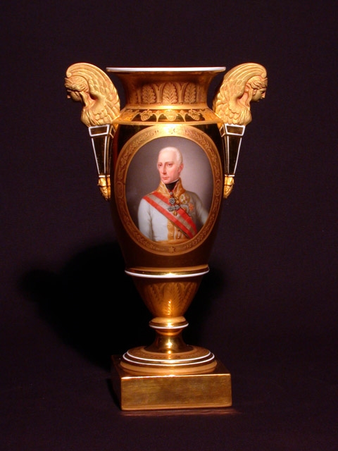 Vase en porcelaine de Vienne dorée avec le portrait de l’empereur François Ier d’Autriche