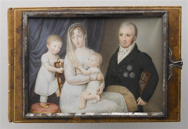 Petit carnet de cuir fauve à filets dorés aux pages vierges avec une grande miniature sur la couverture