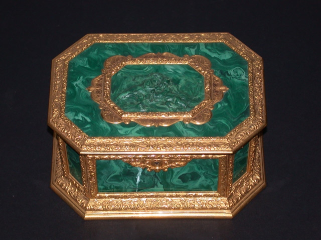 Coffret en malachite verte et bronze doré orné d’amours en médaillon