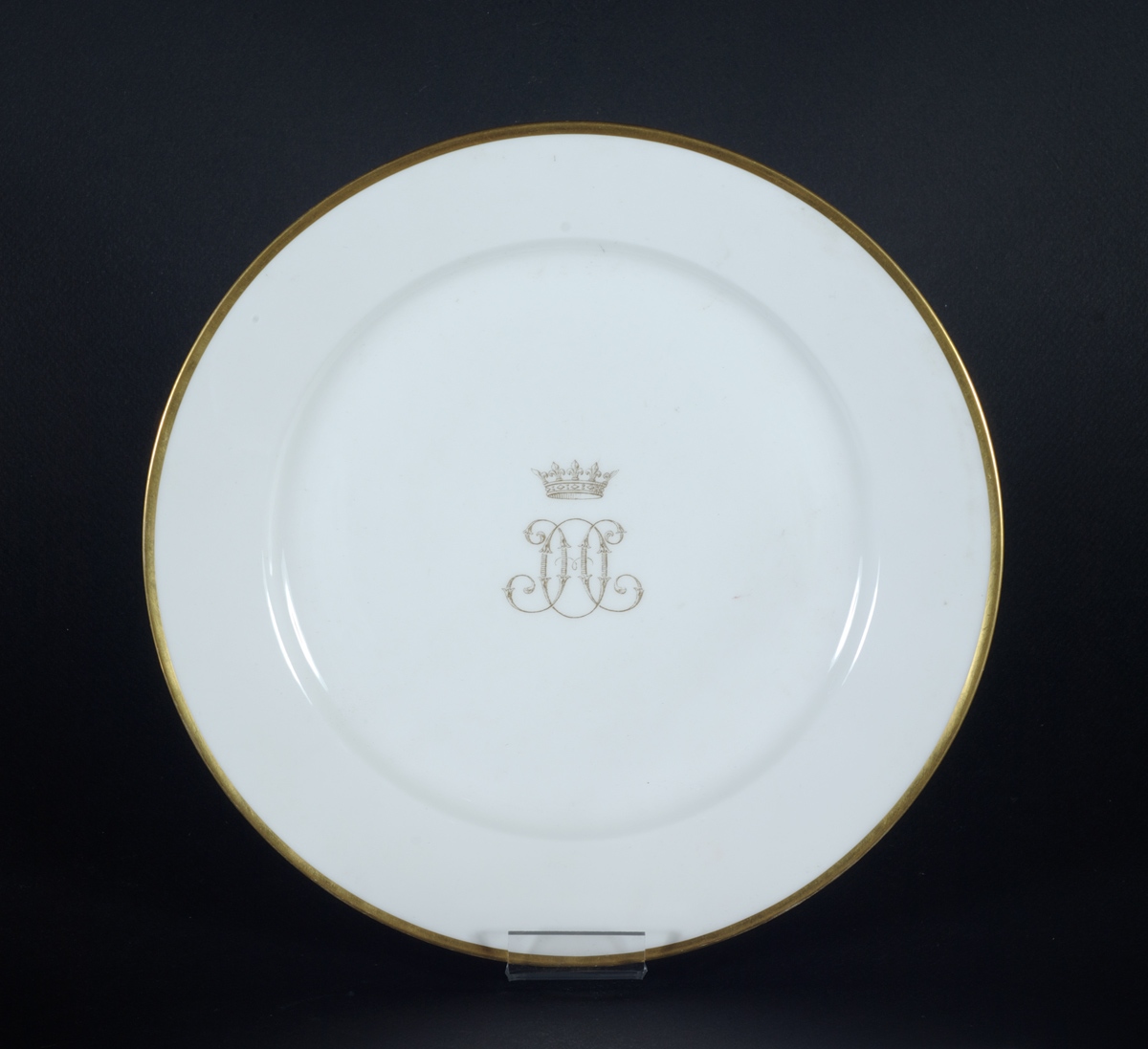 Assiette en porcelaine de Sèvres blanche à filet doré, chiffre HO