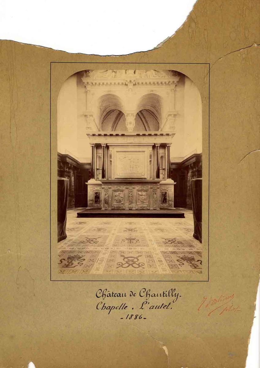 Vue de la chapelle du château de Chantilly avec l’autel d’Ecouen et le dallage initial