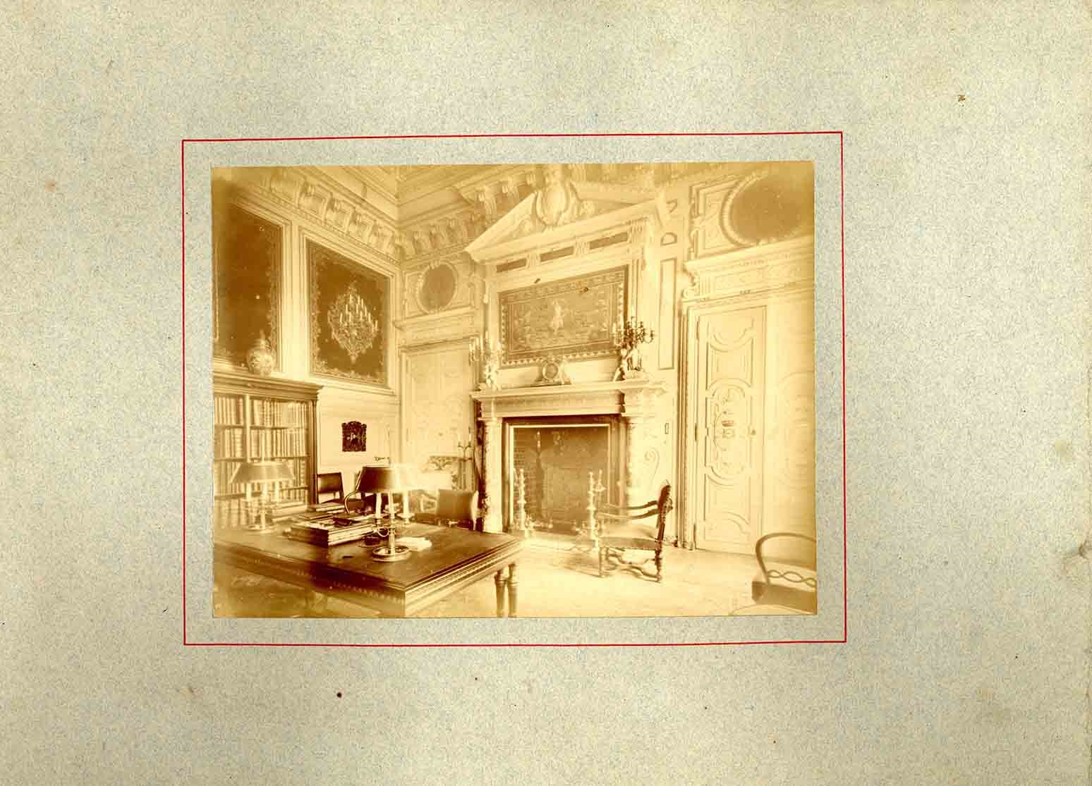 Vue de la salle des Gardes au château de Chantilly avec une bibliothèque et un bureau