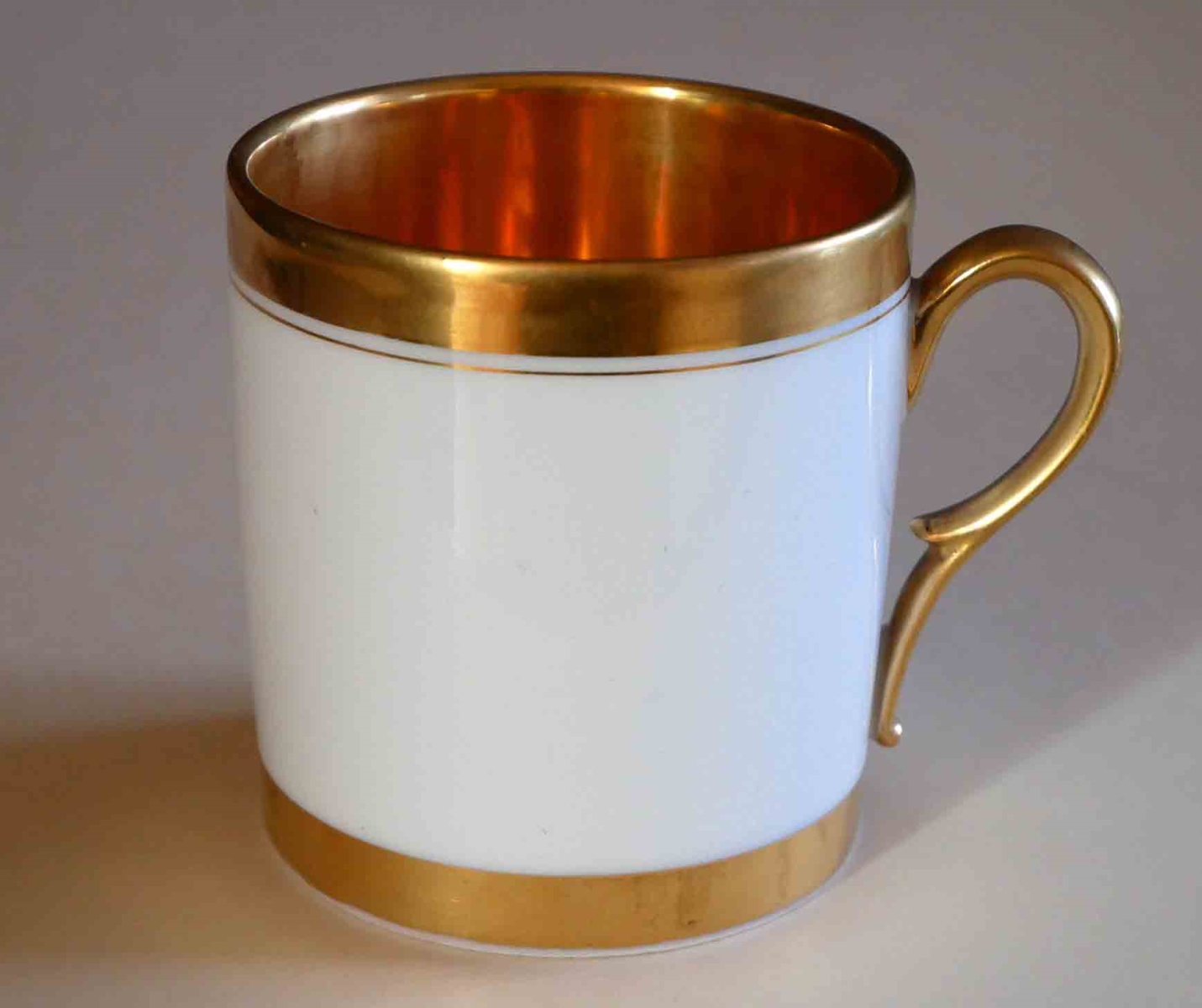 Tasse litron en porcelaine de Paris au chiffre Bourbon-Condé BC doré et couronné