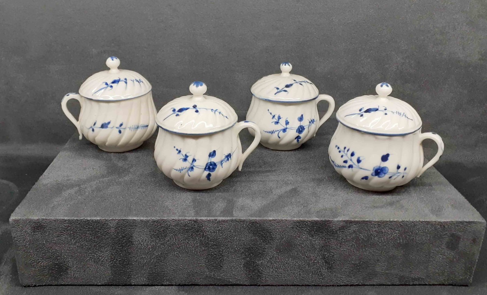 Pot à jus en porcelaine tendre de Chantilly