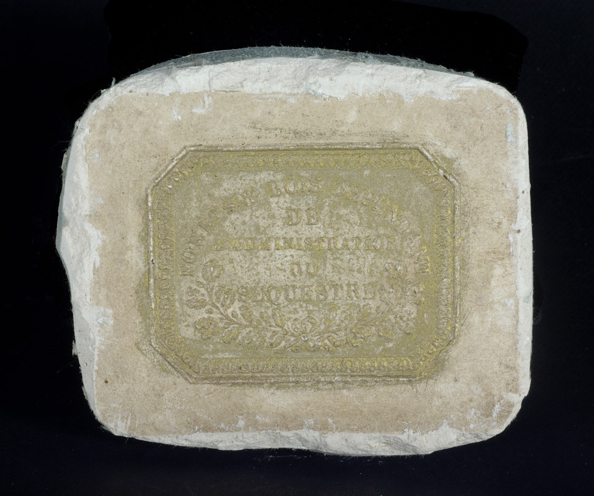Moulage de plaque métallique de garde-forestier du duc d’Aumale, inscription : FORETS ET BOIS DEPENDANT / DE / L’ADMINISTRATION / DU / SEQUESTRE