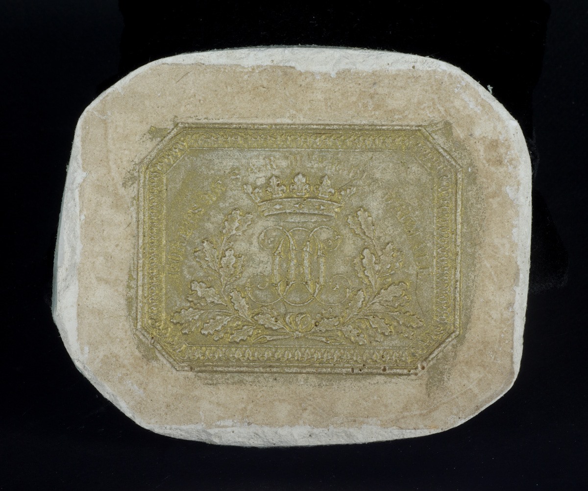 Moulage de plaque métallique de garde-forestier du duc d’Aumale, avec monogramme HO couronné et guirlande de chêne
