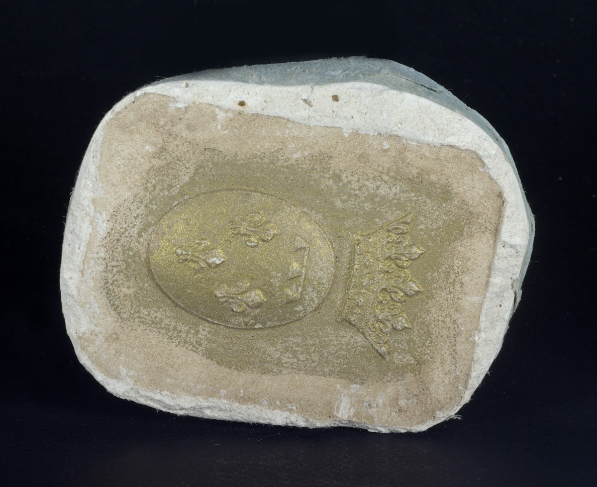 Moulage de plaque métallique aux armes d’Orléans couronnés