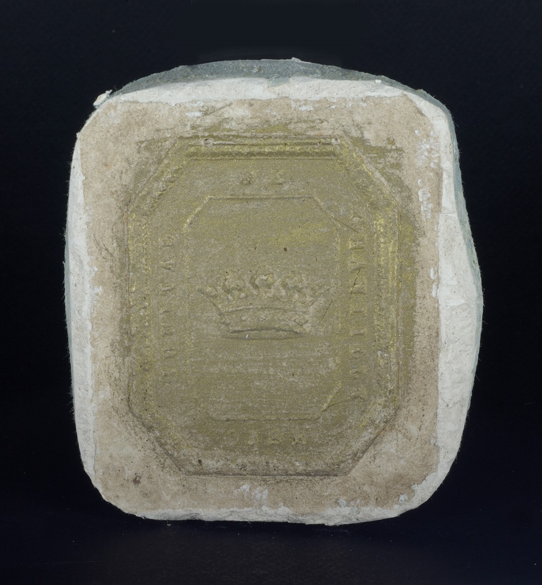 Moulage de plaque métallique avec couronne au centre, avec inscription : HOPITAL DE CHANTILLY OISE