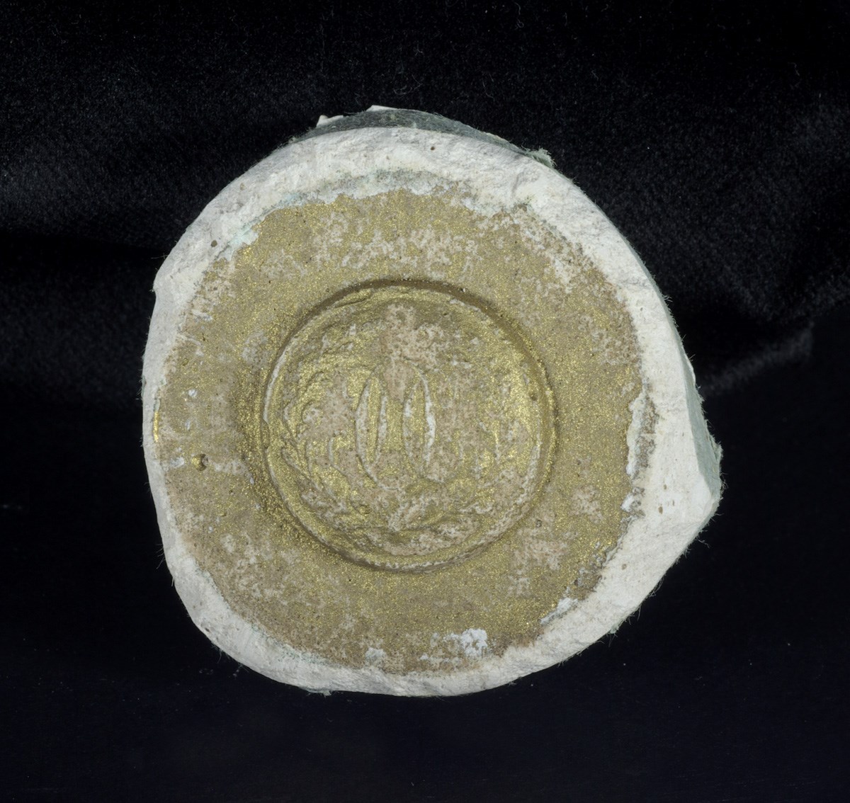 Moulage de bouton métallique avec monogramme HO et guirlande de feuilles de chêne
