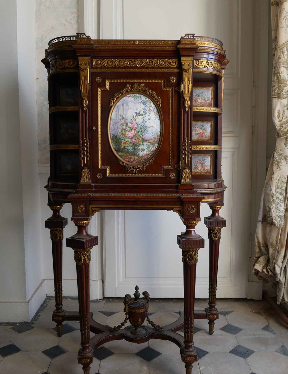 Meuble orné de porcelaines