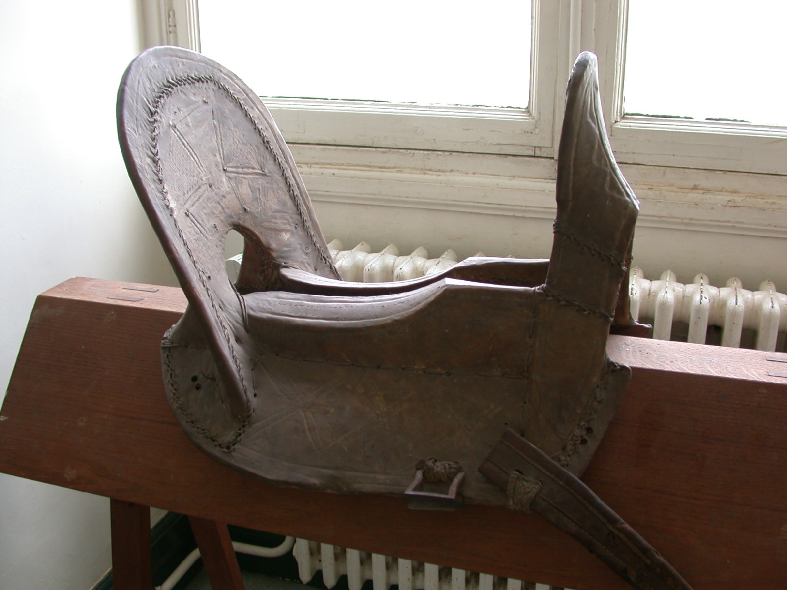 Selle arabe en cuir fauve à motifs de losanges sur âme de bois