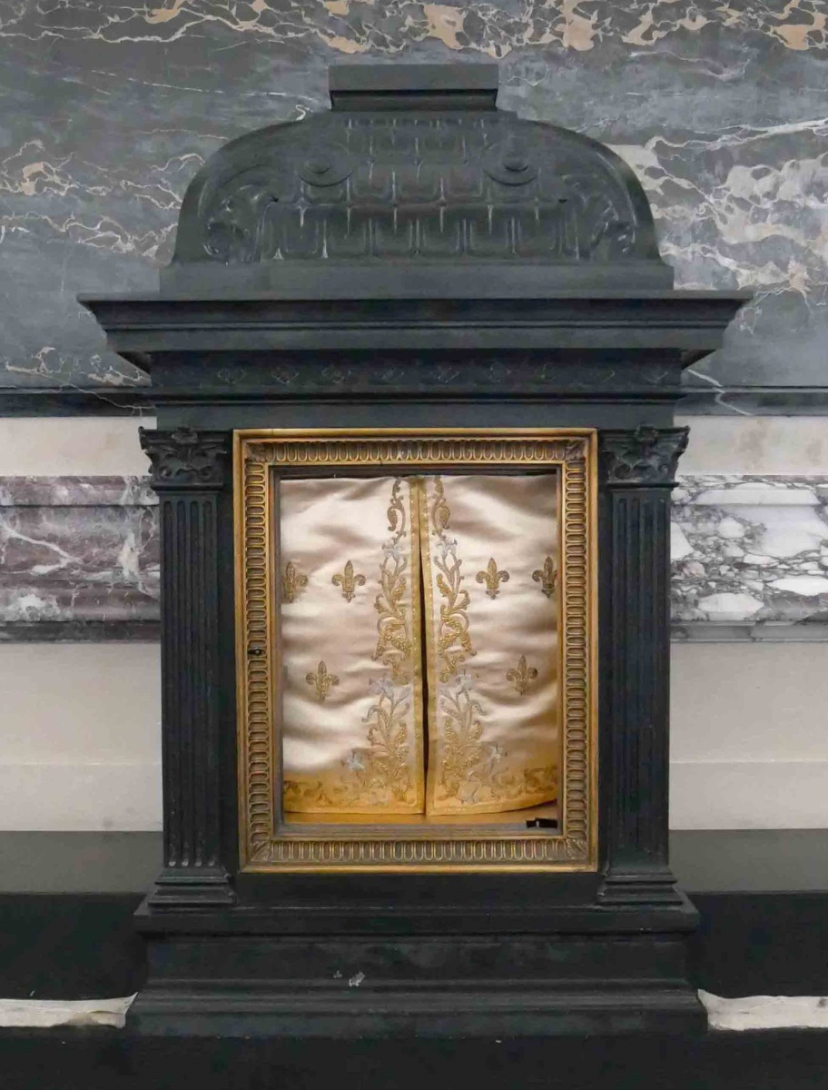 Rideaux de soie beige brodée d’or et d’argent avec une bande brodée de lys et un semis de 3 fleurs de lys d’or