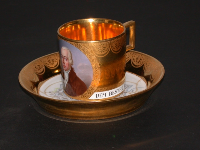 Tasse litron et soucoupe en porcelaine de Vienne blanc et or avec portrait de François Ier empereur d’Autriche