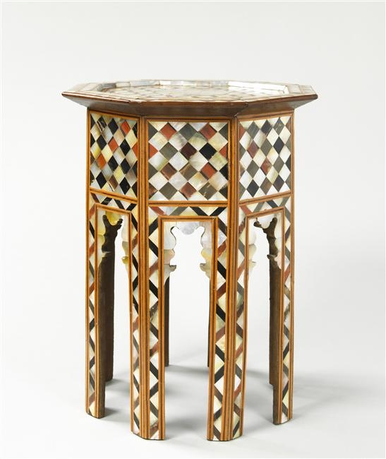 Tablette octogonale à huit pieds en marqueterie de nacre et écaille