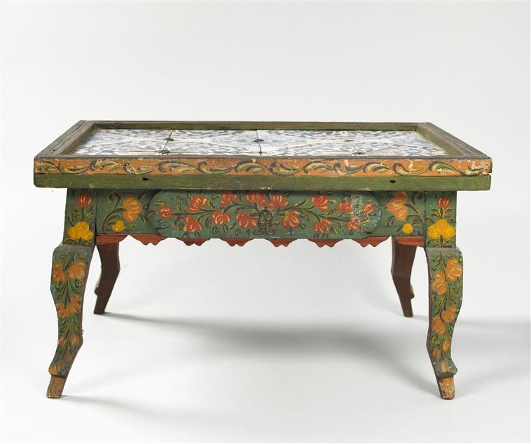 Table basse en bois peint à plateau recouvert de carreaux de céramique