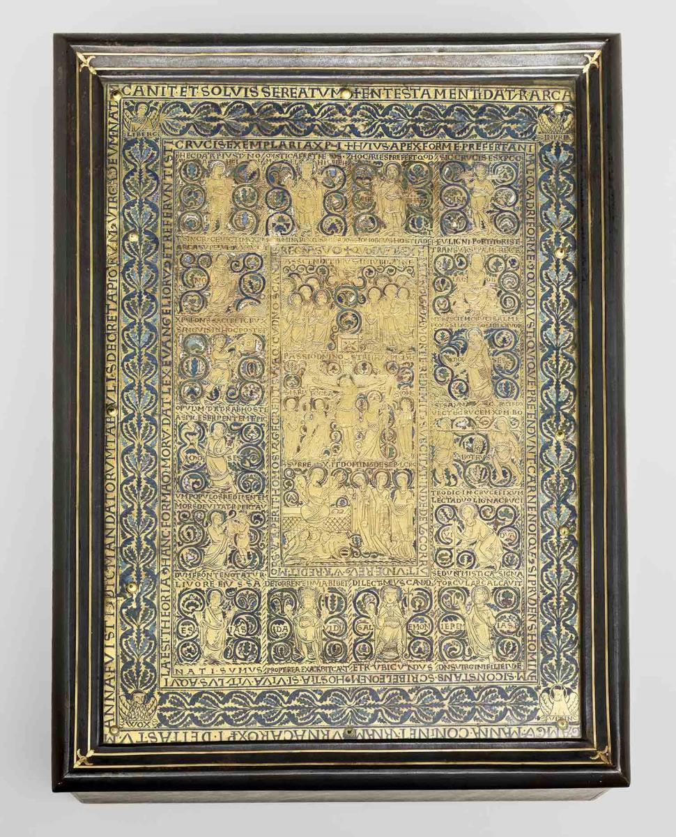 Boîte de bois fermée à clef recouverte d’une plaque d’émail sous verre représentant au centre la Crucifixion