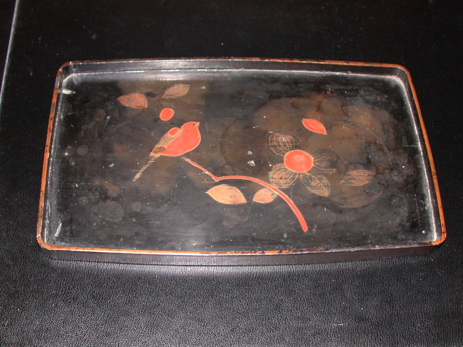 Plateau de laque noire représentant un oiseau rouge sur une branche