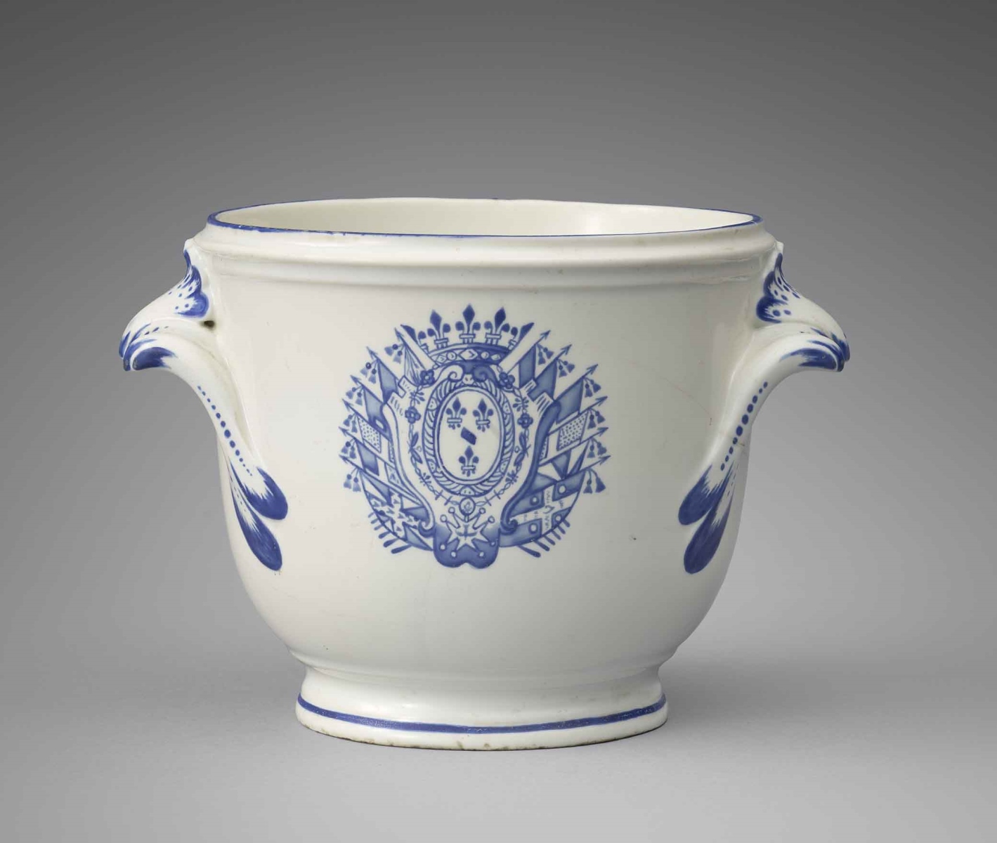 Rafraichissoir à verre en porcelaine tendre de Chantilly, du service de la Ménagerie à décor en camaïeu bleu des armes des Bourbon-Condé