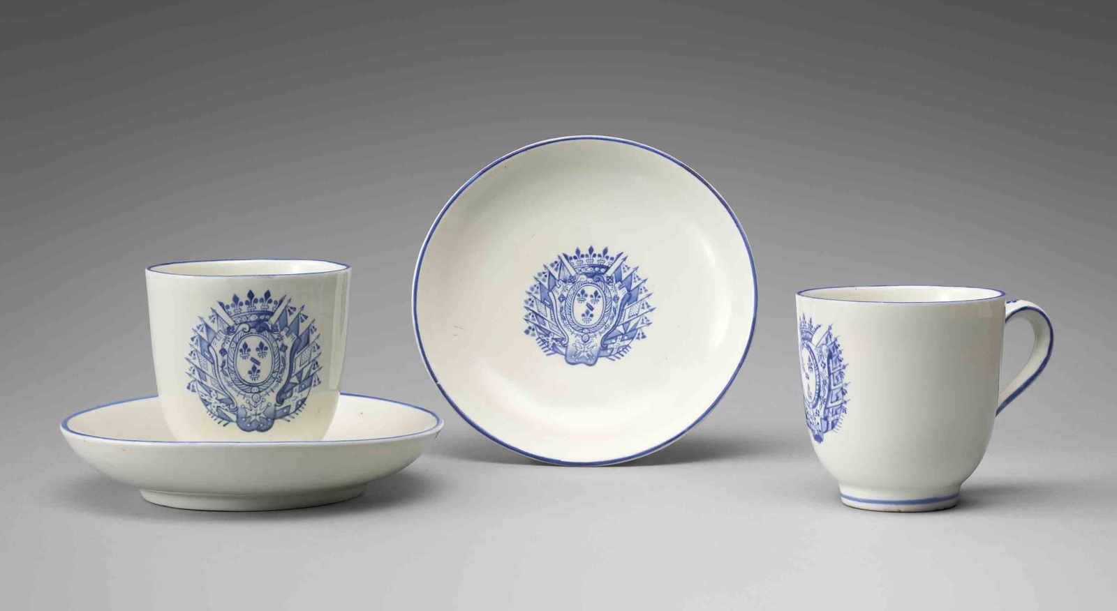 Tasse et sous-tasse en porcelaine tendre de Chantilly du service de la Ménagerie à décor en camaïeu bleu des armes des Bourbon-Condé