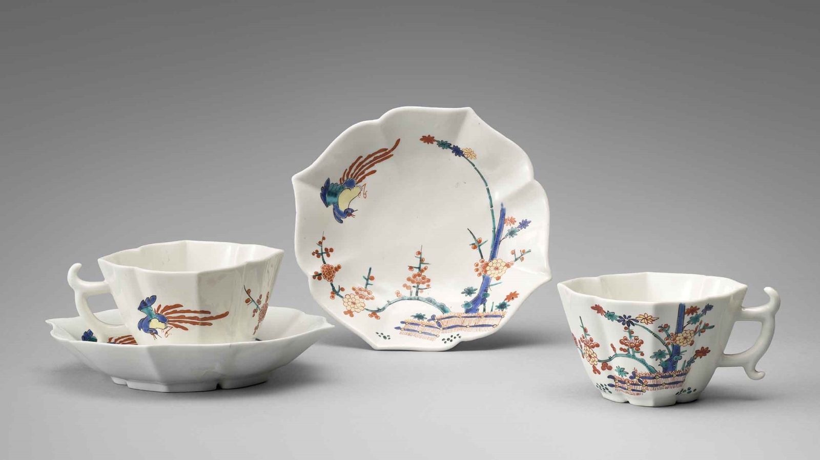 Tasse et soucoupe en porcelaine de Chantilly à décor Kakiemon ; Sous-tasse