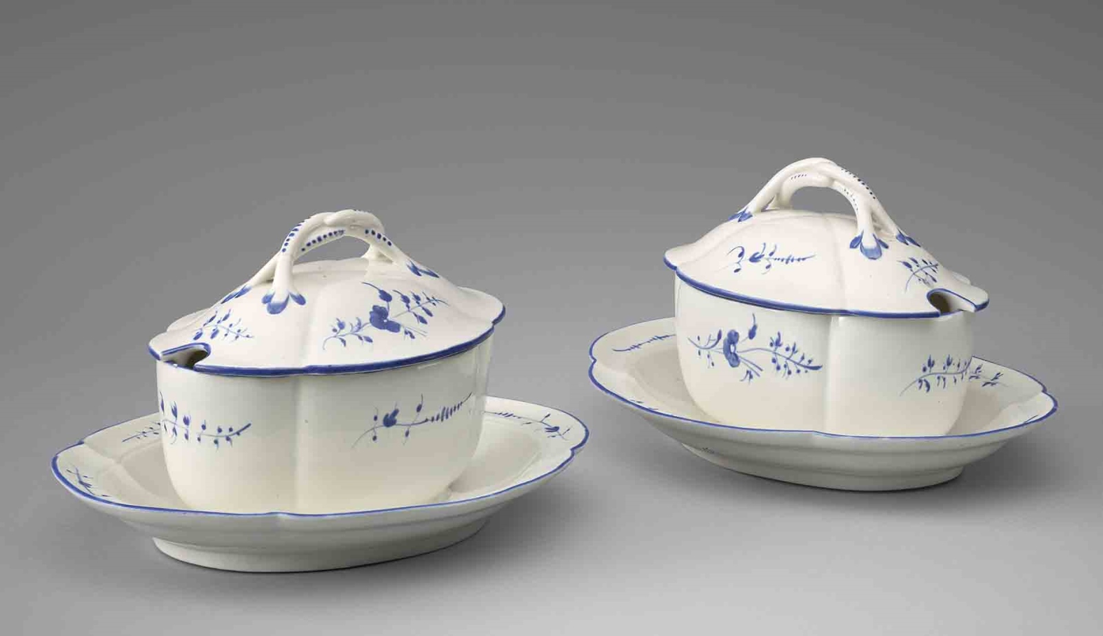 Sucrier couvert sur plateau en porcelaine de Chantilly au décor de brindille en camaïeu bleu