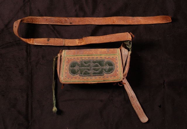 Cartouchière en cuir brodé à 3 compartiments avec velours appliqué portant le cartel Constantine