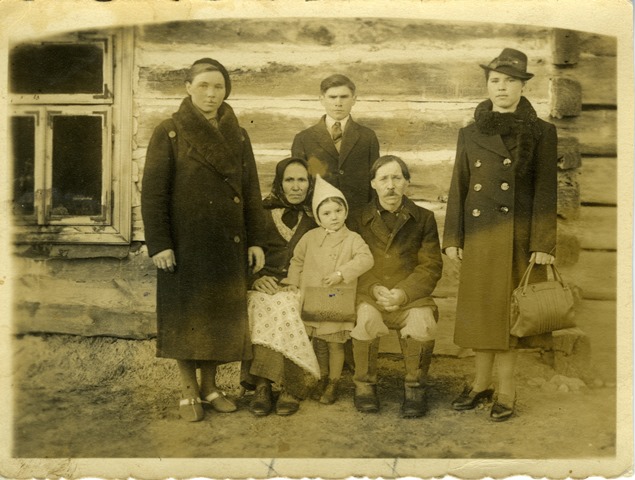 Carte postale d4Eugénie Kopel et son mari avec les parents, les soeurs d4Anna Cham et Joseph Lipianin