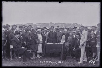 Photographie du comité d'organisation des 1ères Olympiades de Marseille de l'Union générale arménienne de culture physique et de scoutisme (titre factice) ; 1ères Olympiades de la Section de Marseille de l'Union générale arménienne de culture physique et de scoutisme (titre de la série)