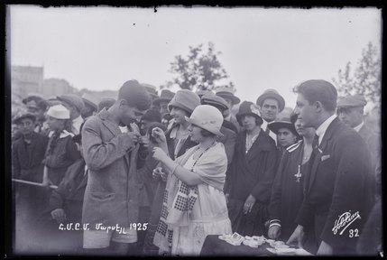 La "Reine du jour" Mary Tekeyan remet une médaille à un sportif lors des 1ères Olympiades de la section de Marseille de l'Union générale arménienne de culture physique et de scoutisme (titre factice) ; 1ères Olympiades de la Section de Marseille de l'Union générale arménienne de culture physique et de scoutisme (titre de la série)