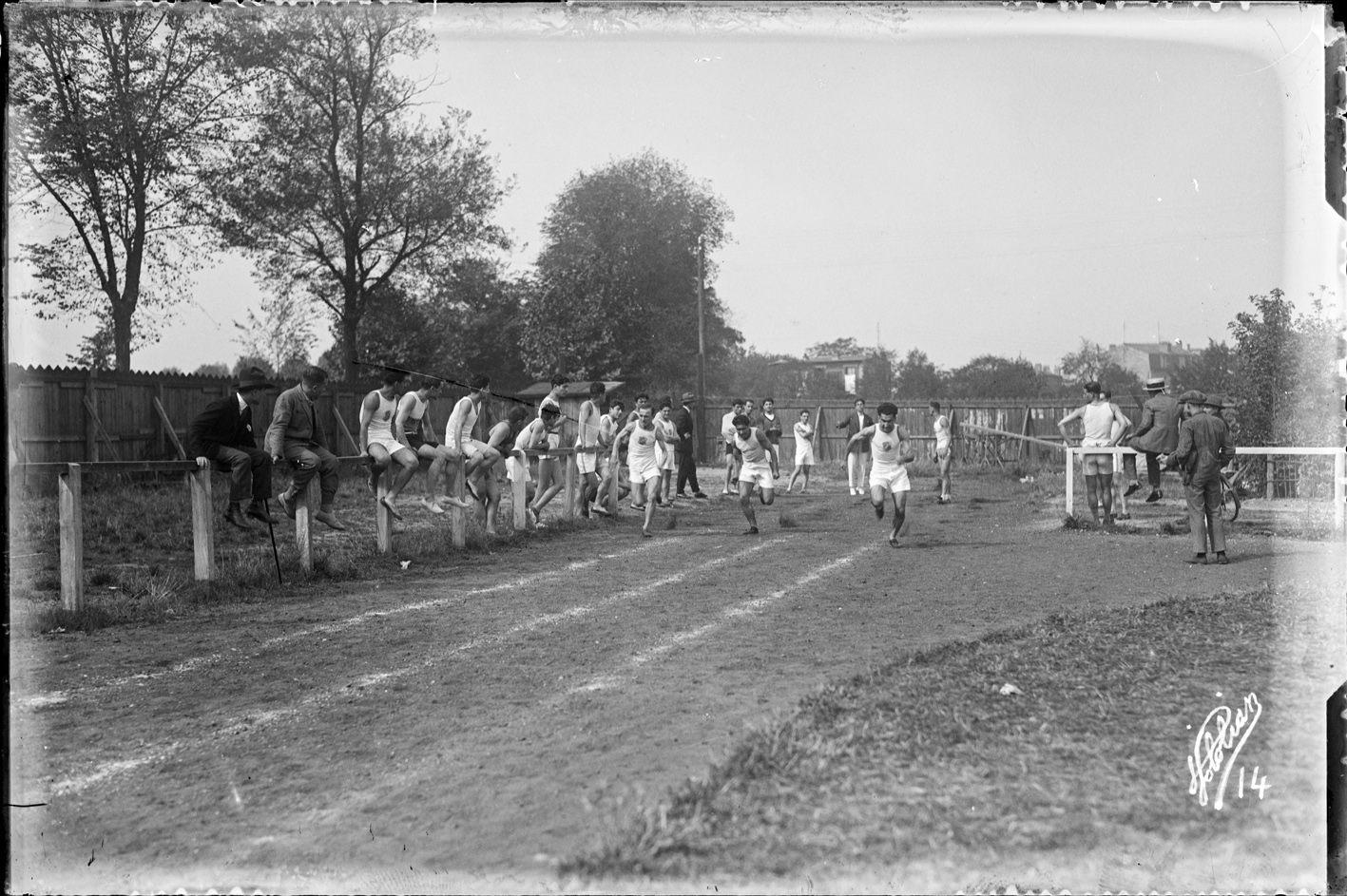 Épreuve de course à pied de scouts de la communauté arménienne (titre factice)