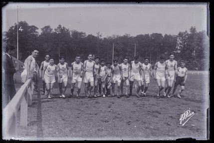 Groupe de scouts de la communauté arménienne sur un terrain de sport (titre factice)