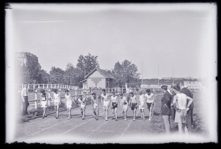 Départ d'une course à pied par des scouts de la communauté arménienne (titre factice)