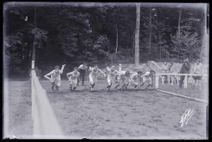 Départ d'une course d'athlétisme par des scouts de la communauté arménienne (titre factice)