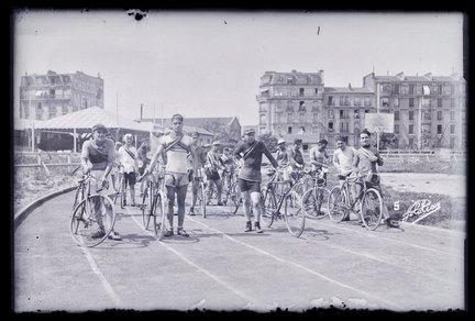 Groupe de scouts arméniens en tenue de sport posant avec une bicyclette (titre factice)