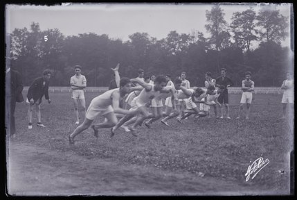 Départ d'une course d'athlétisme par des scouts de la communauté arménienne (titre factice)