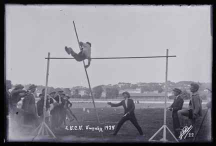 Épreuve de saut à la perche pratiquée par un scout de la communauté arménienne (titre factice)
