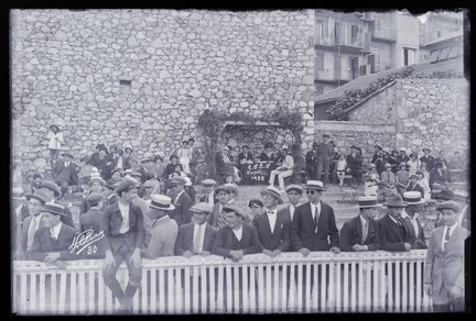 Les spectateurs des Olympiades et la table d'accueil de l'Union générale arménienne de culture physique et de scoutisme (titre factice) ; Série des 1ères Olympiades de la section de Marseille de l'Union générale arménienne de culture physique et de scoutisme (titre de la série)