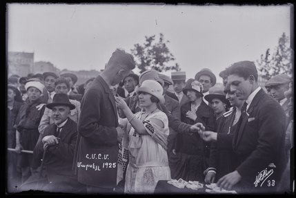 La "Reine du jour" Mary Tekeyan remet une médaille à un sportif lors des 1ères Olympiades de la section de Marseille de l'Union générale arménienne de culture physique et de scoutisme (titre factice) ; 1ères Olympiades de la section de Marseille de l'Union générale arménienne de culture physique et de scoutisme (titre de la série)