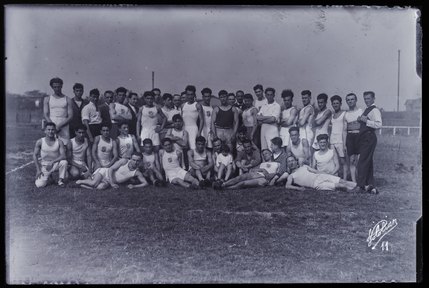 Groupe de scouts arméniens en tenue de sport posant pour Krikor Djololian (titre factice)