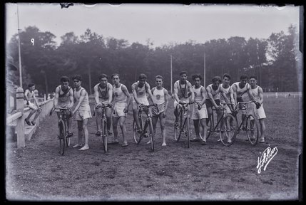 Groupe de scouts arméniens posant sur une bicyclette (titre factice)