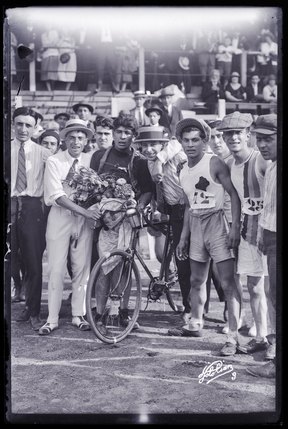 Sebouh Madroyan de la section de Marseille de l'Union générale arménienne de culture physique et de scoutisme vainqueur de la course cycliste des 3èmes Olympiades (titre factice) ; 3èmes Olympiades du 9 août 1925 à Paris au stade de la Porte Dorée (titre de la série)