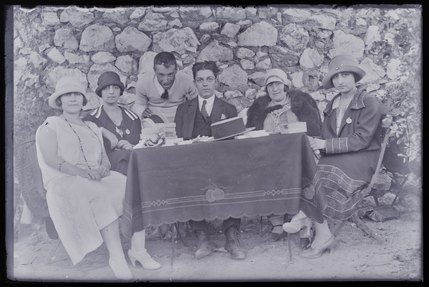 Photographie du comité d'organisation des 1ères Olympiades de Marseille de l'Union générale arménienne de culture physique et de scoutisme (titre factice) ; 1ères Olympiades de la Section de Marseille de l'Union générale arménienne de culture physique et de scoutisme (titre de la série)
