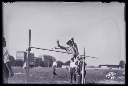 Scout arménien pratiquant le saut en hauteur (titre factice)