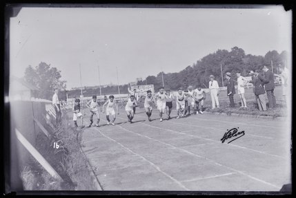 Le départ du 800 mètres au cours des 3èmes Olympiades à Paris au stade de la Porte Dorée organisées par l'Union générale arménienne de culture physique et de scoutisme (titre factice) ; 3èmes Olympiades du 9 août 1925 à Paris au stade de la Porte Dorée (titre de la série)